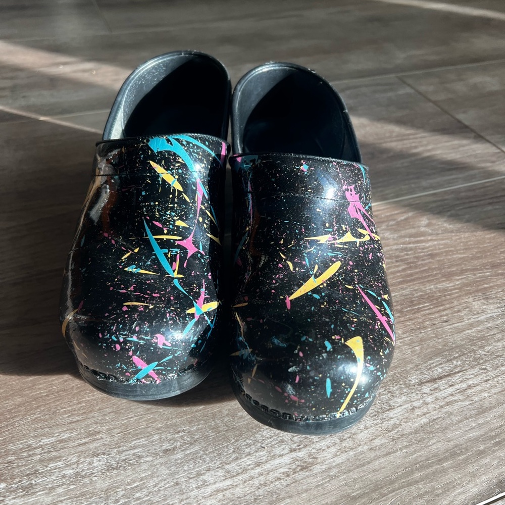 Dansko paint splatter clog size 39 clean good conditions minimal wear see pics - Picture 2 of 11